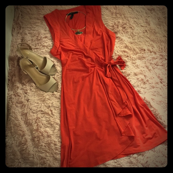BCBGMaxAzria Dresses & Skirts - Beautiful Faux Wrap V-Neck Midi Dress